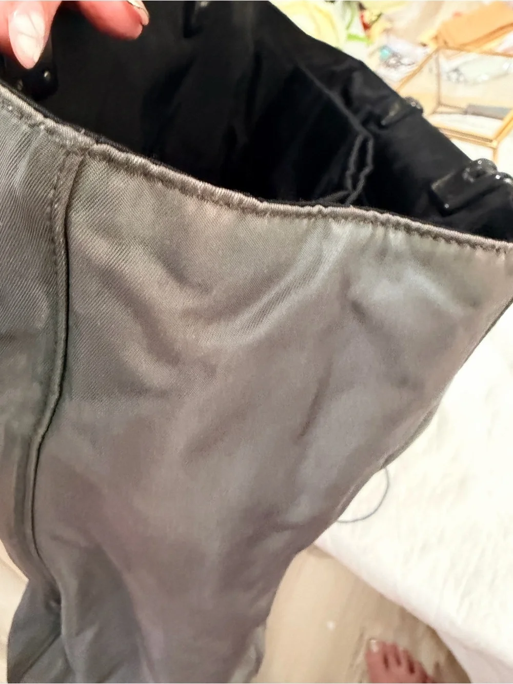 Prada Vintage
Tessuto Nylon Top Handle Bag & LARGE Prada Dustie 🔺 - Picture 17 of 17
